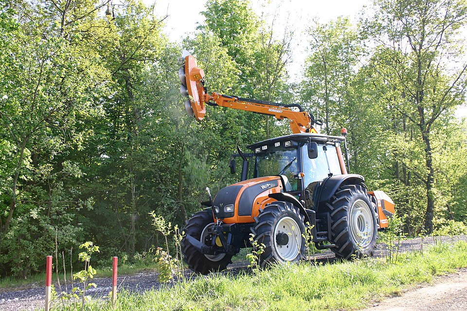 Esempio di barra a dischi per taglio della vegetazione montata su macchina agricola di terzi