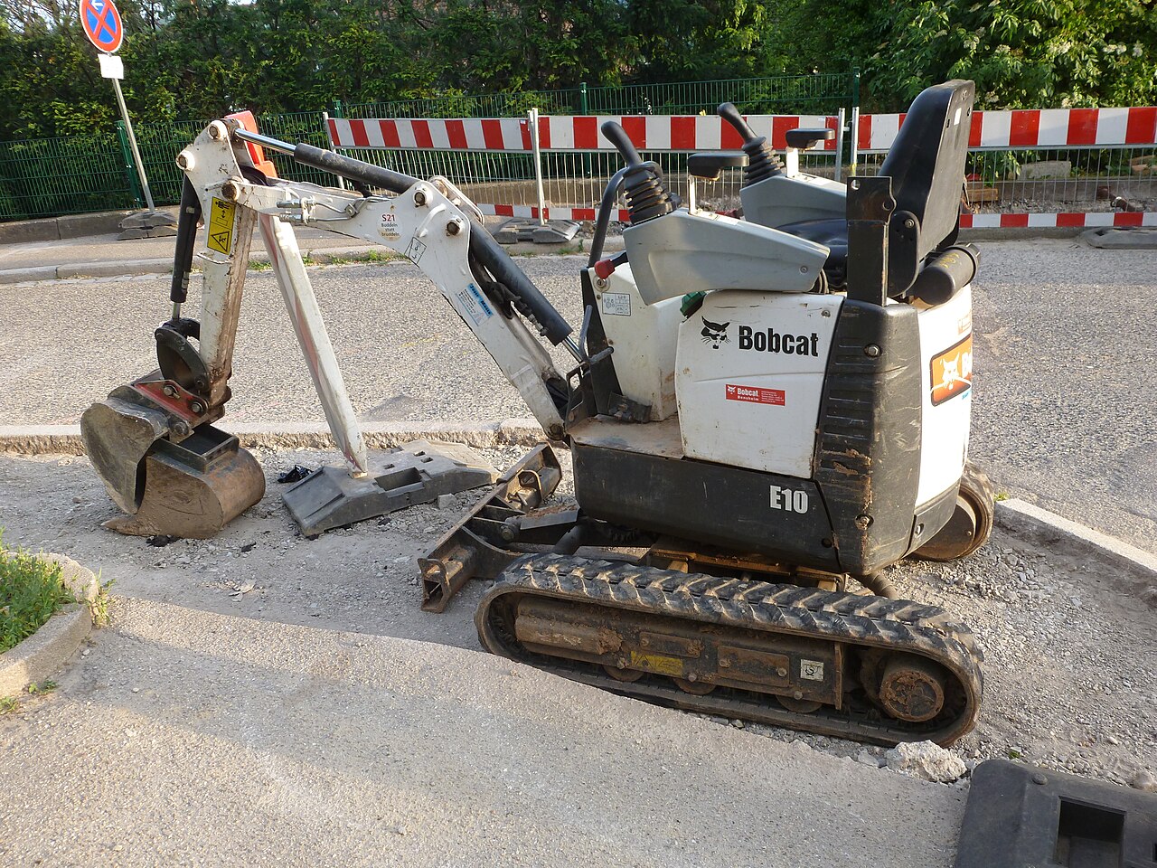 Foto illustrativa di un miniescavatore Bobcat E10, non del mezzo CLUS