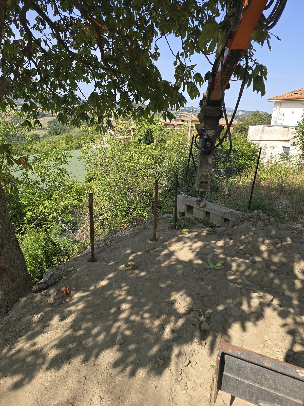 Compattazione e sistemazione del terreno nel cantiere di Casole