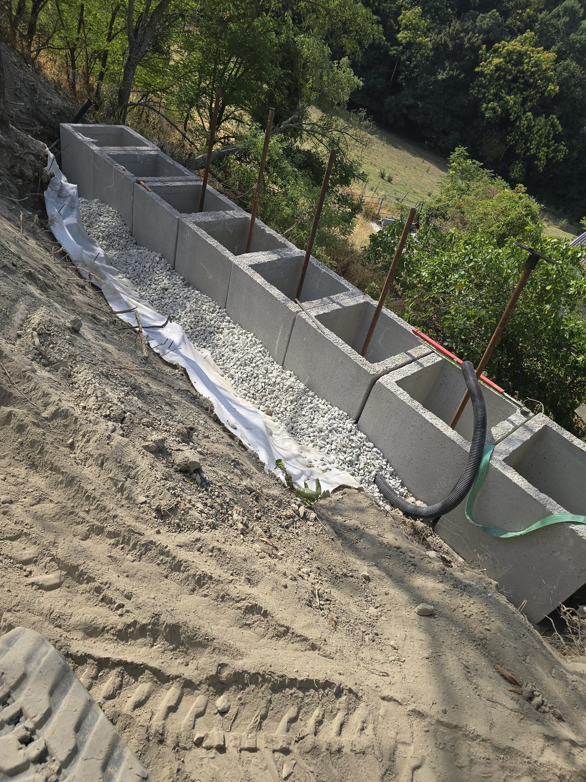 Opera di sostegno del terreno con blocchi modulari in fase di costruzione