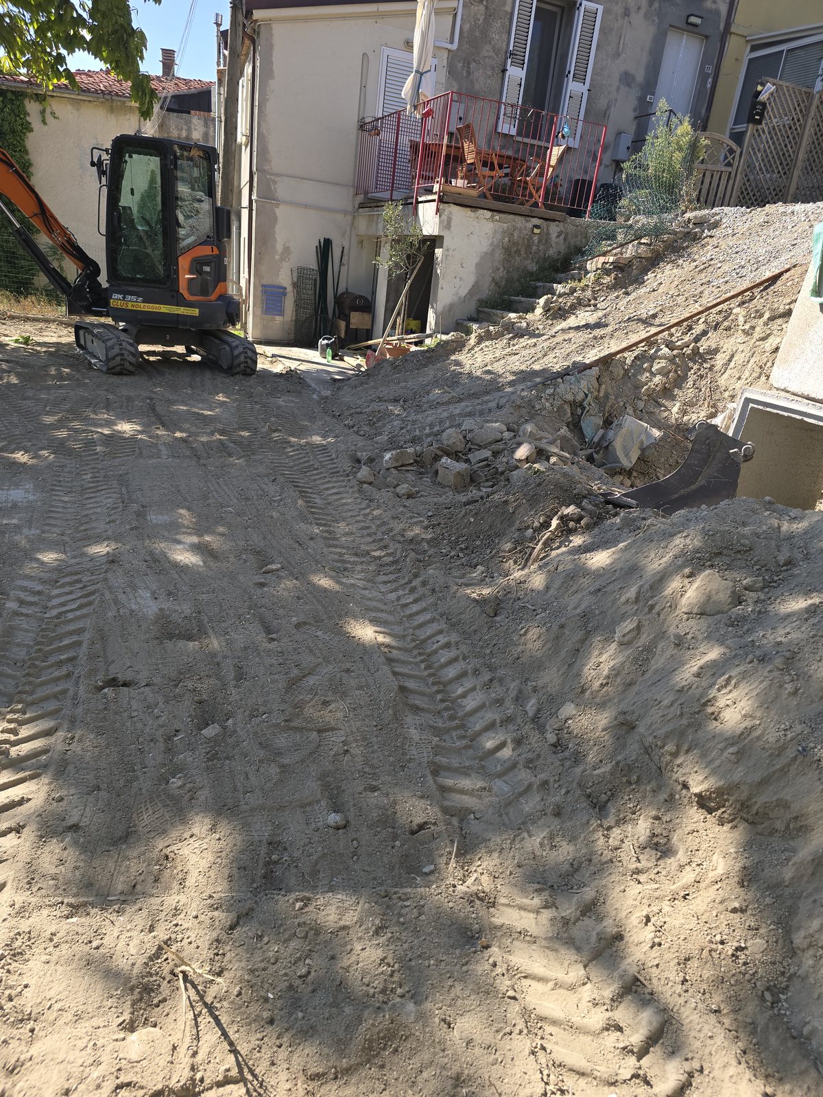 Sistemazione finale del terreno nel cantiere di Casole
