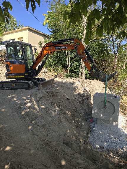 Miniescavatore Clus Escavazioni durante un lavoro di scavo