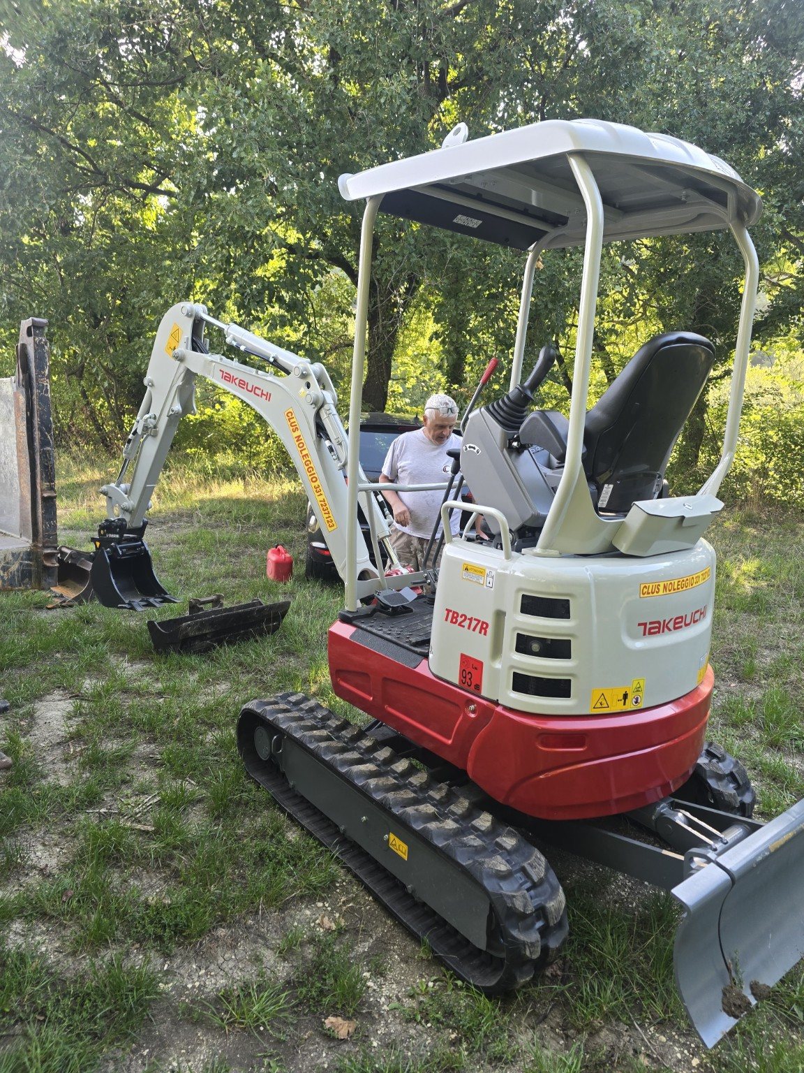 Miniescavatore Takeuchi TB217R CLUS con carro cingolato, lama e benna
