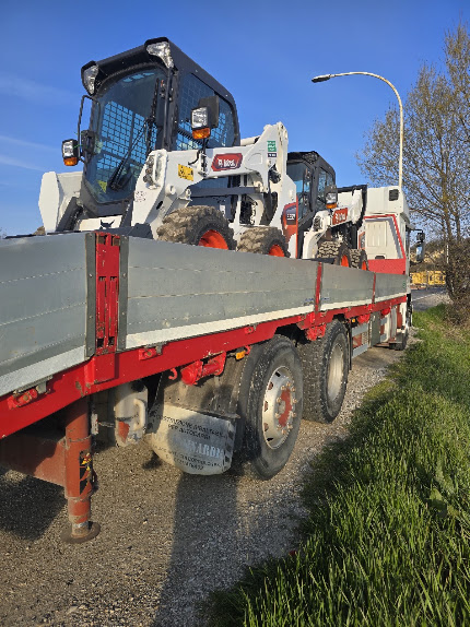 Mezzi Bobcat Clus Escavazioni caricati sul camion per il trasporto